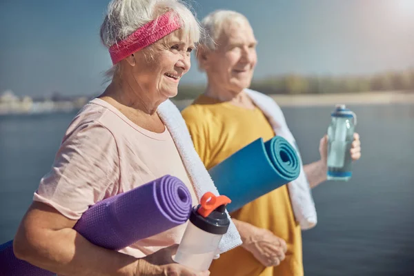 Heureux retraités sportifs regardant au loin — Photo