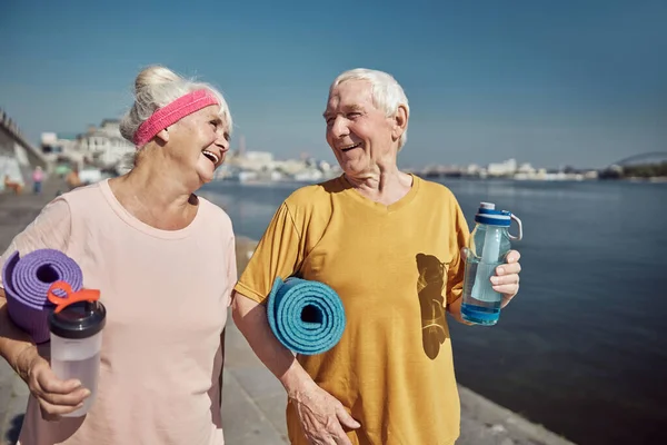 Couple sportif debout sur la rive de la rivière — Photo