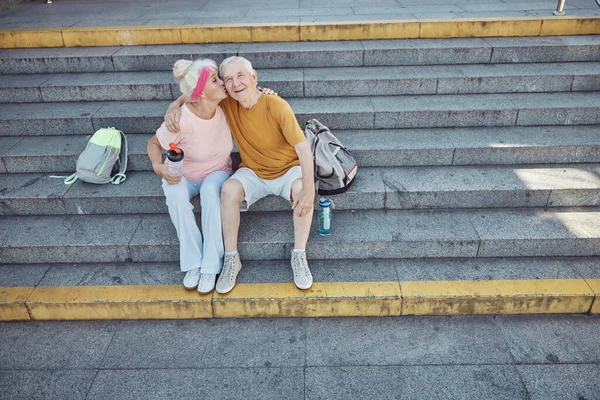 Αγαπημένοι ηλικιωμένοι σύζυγοι που κάθονται στις σκάλες — Φωτογραφία Αρχείου