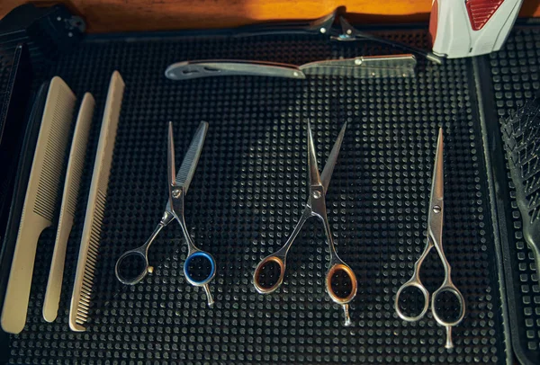 Los aparatos para el corte de cabello que ponen sobre la mesa en la peluquería — Foto de Stock