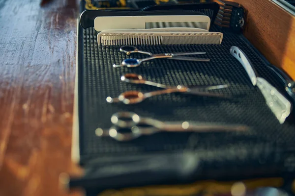 Herramientas de corte de cabello limpias y desinfectadas en una peluquería —  Fotos de Stock