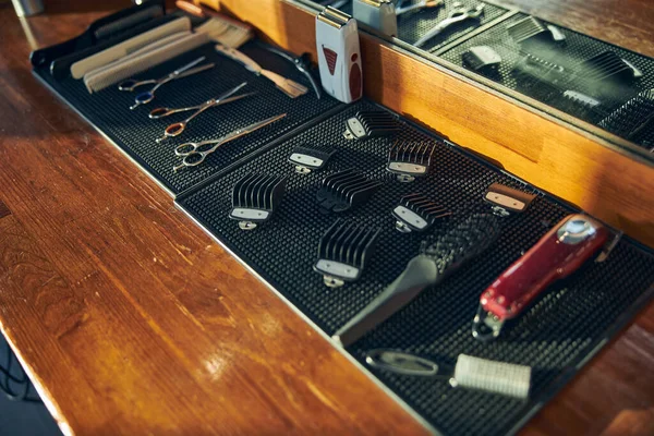 Forskellige hår-grooming værktøjer på en barber bord - Stock-foto