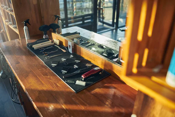 Variety of hair-grooming tools set up on a barber table — Stock Photo, Image