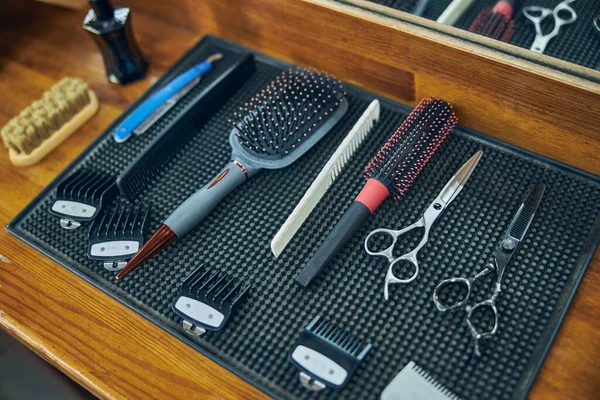 Barberingutrustning av hög kvalitet som ställs upp på ett bord i en frisersalong — Stockfoto