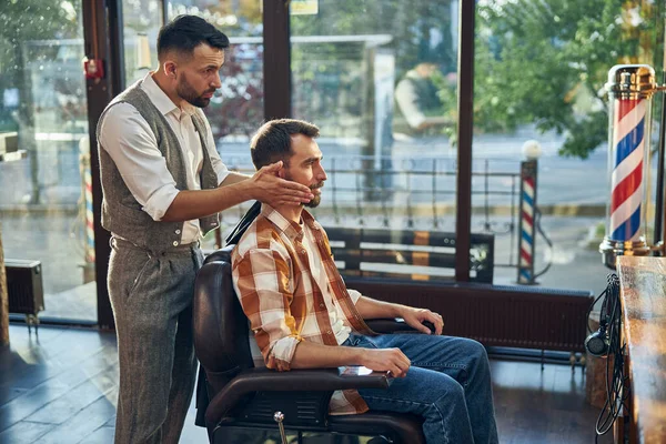 Profesionální nastavení polohy hlavy holiče svého klienta — Stock fotografie