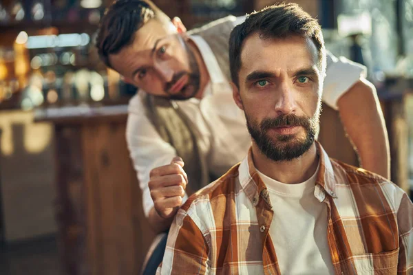Посетитель парикмахерской Брюнетт делает прическу в парикмахерской — стоковое фото