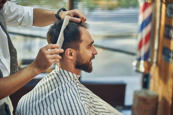 Morena joven recibiendo un corte de pelo fresco — Foto de Stock