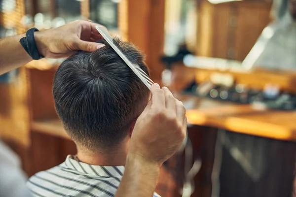 Kapper bezoeker die zijn haar gekamd door een stylist — Stockfoto