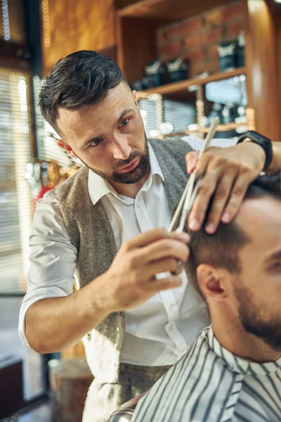 Cabelo-estilista criativo olhar focado ao dar um corte de cabelo — Fotografia de Stock
