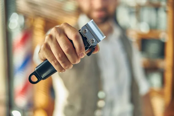 Foto der elektrischen Haarschneidemaschine in den Händen eines Friseurs — Stockfoto