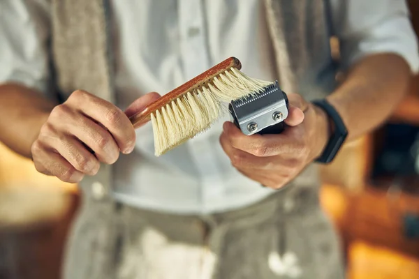 Профессиональный парикмахер сохраняет свои инструменты чистыми для каждого клиента — стоковое фото