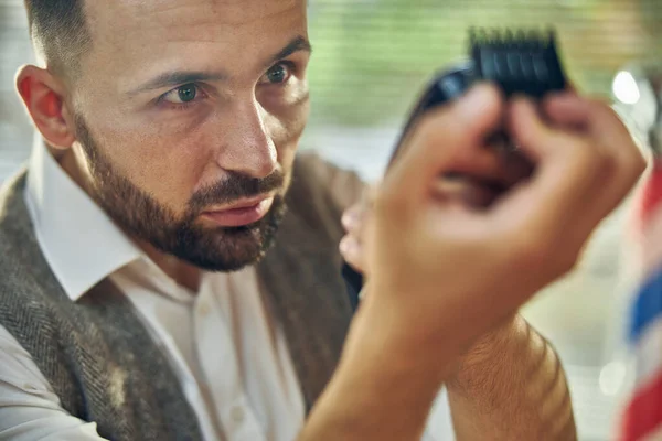 Professionele haarstyling specialist schoonmaken van zijn tondeuse — Stockfoto