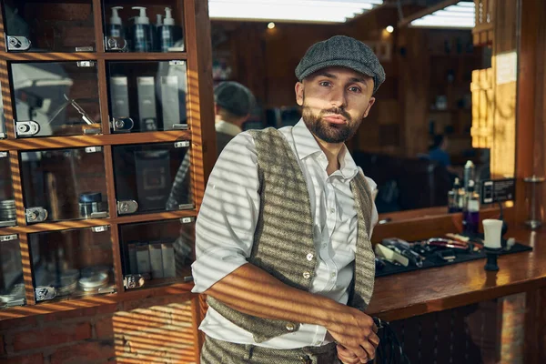 Стильний чоловік у капелюсі в перукарні — стокове фото