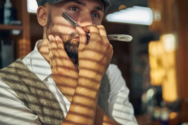 Professional hair-stylist shaving himself with a straight razor — Stock Photo, Image