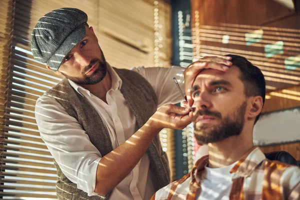 Barbeiro elegante preparando a barba de seu cliente — Fotografia de Stock