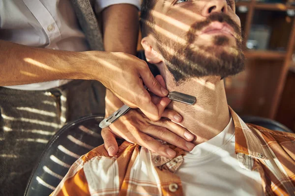 Genç sakallı müşteri berber dükkanında tıraş oluyor. — Stok fotoğraf