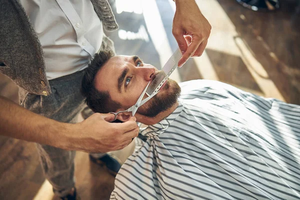Bruneta muž s knírkem zdobené kvalifikované vlasy specialista — Stock fotografie