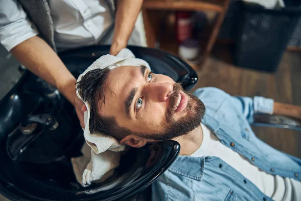 Barbudo morena hombre consiguiendo un barbería personal seco su cabello — Foto de Stock