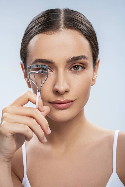 Giovane donna elegante con bigodino ciglia isolato su sfondo bianco — Foto Stock