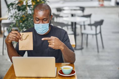 Web kamerasında güzel bir hediye sunan kişi
