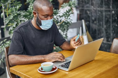 Sakin adam salgın sırasında internetten bir şeyler alıyor.