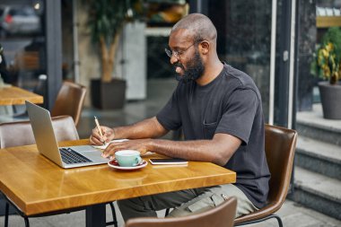 Şehir merkezinde, Cafe Terrace 'da çalışan olumlu biri.