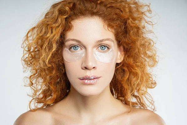 Jovem mulher de cabelo vermelho com manchas sob os olhos — Fotografia de Stock