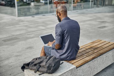 Projesinde çalışan sakallı, serbest çalışan biri.
