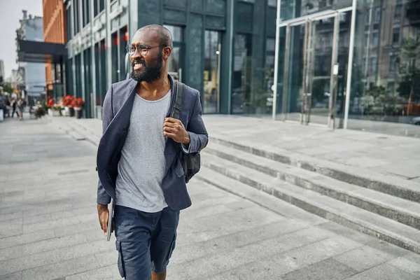 Pozitivní radost muž osoba opouští obchodní centrum — Stock fotografie