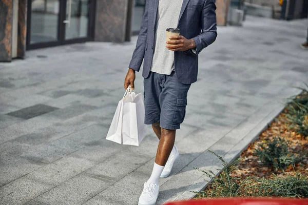Joven hombre internacional llevando bolsas del centro comercial —  Fotos de Stock