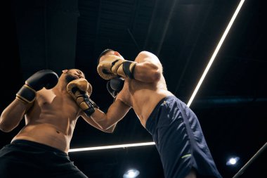 Boksör rakip yüze bir vuruş yapıyor