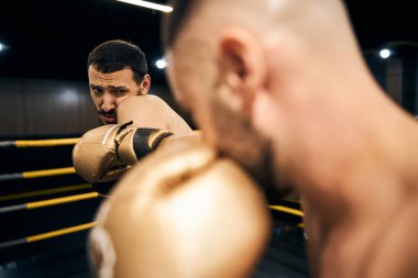 Korkak dövüşçü omzundan vuruldu.