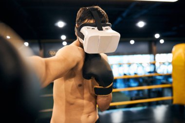 Sanal gerçeklik kulaklığıyla deneyimli boksör eğitimi.