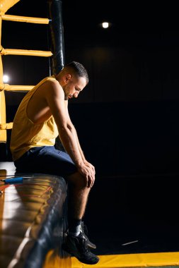 Üzgün dövüşçü elleri dizlerinin üstünde dinleniyor.