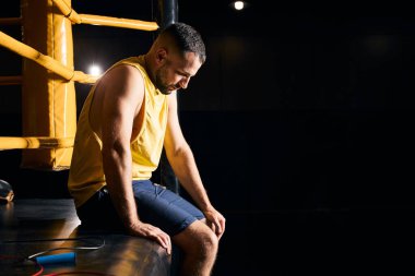 Ciddi bir boksör iplere yakın bir şeyler düşünüyor.