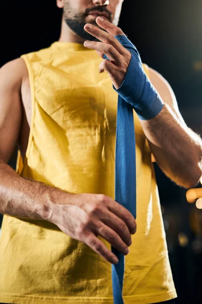Cuidadoso boxeador protegiendo su mano con una envoltura —  Fotos de Stock