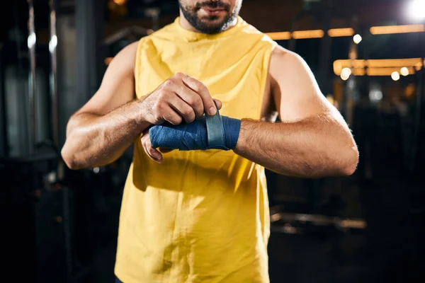 Deportista poniendo una banda en su mano —  Fotos de Stock