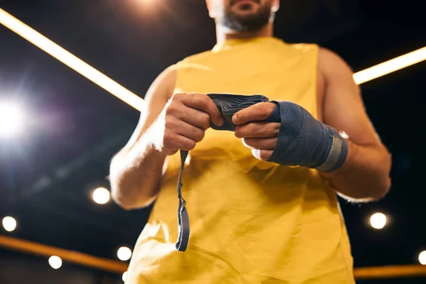 Envolturas de boxeo en manos de un deportista profesional —  Fotos de Stock
