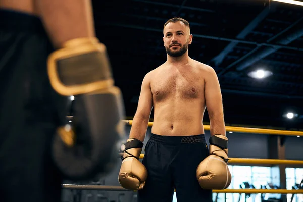 Luchador sin camisa esperando un nuevo combate —  Fotos de Stock
