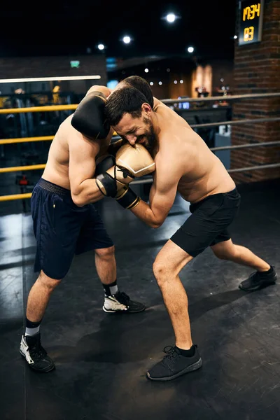 Dois boxers segurando e batendo um no outro — Fotografia de Stock