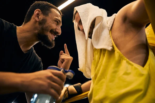 Usmívající se trenér říká užitečné rady boxerovi — Stock fotografie
