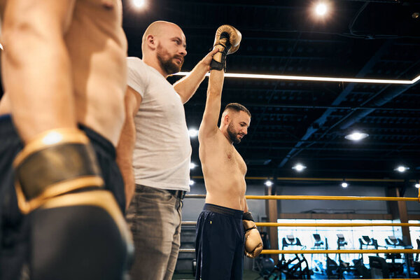 Рефери объявляет победителя боя