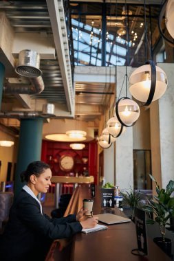 Toplantıdan önce dikkat çeken genç bir kadın.