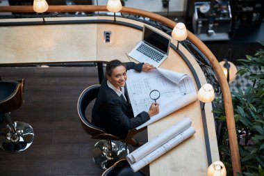 Çizim ile çalışan mutlu uluslararası kadın