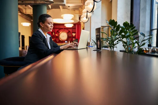 Snäll mörkhyad kvinna som jobbar på sitt projekt — Stockfoto