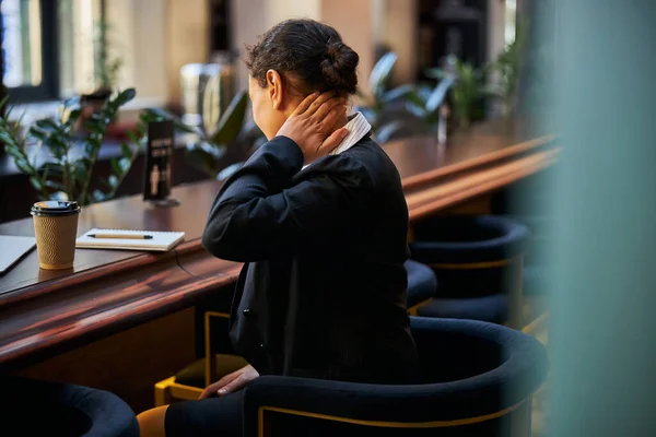 Gericht foto op vrouw dat het aanraken van haar nek — Stockfoto