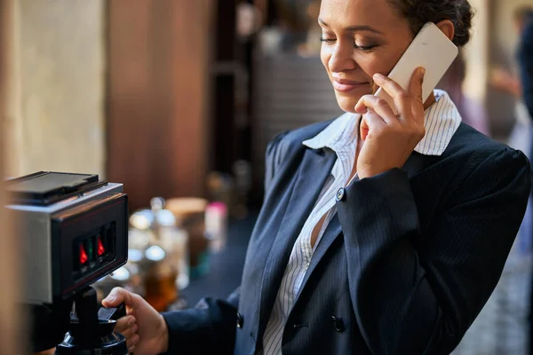 Positieve verrukt jonge vrouw bereiden aroma koffie — Stockfoto