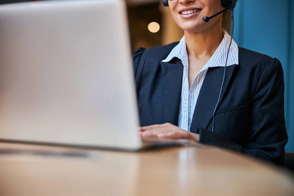 Close-up van tevreden vrouw werken online — Stockfoto