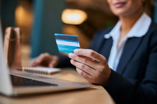 Крупним планом кредитна картка знаходиться в жіночій руці — стокове фото