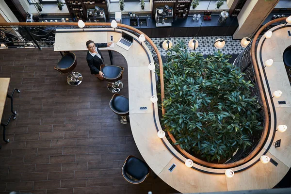 Вид сверху современного барного уголка, стоящего в кафе — стоковое фото